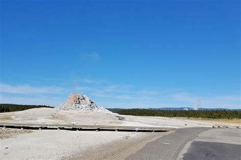 White Dome Geyser + Waiting for it to erupt in Yellowstone National Park... 🌋 Wyoming travel ...