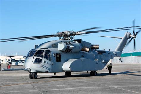 El nuevo y enorme helicóptero CH-53K de los Marines de EE. UU. inicia pruebas operativas