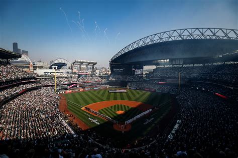 Mariners to leave roof open despite 'unhealthy' air quality