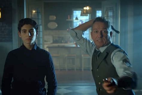 'Gotham': Alfred Talks Cats and Knives With Bruce Wayne in New Clip ...