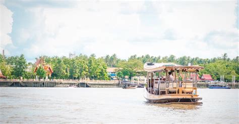 Bang Nam Pheung floating market near Bangkok