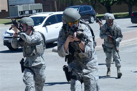 Basic SWAT course brings Defenders and local police together > Joint ...