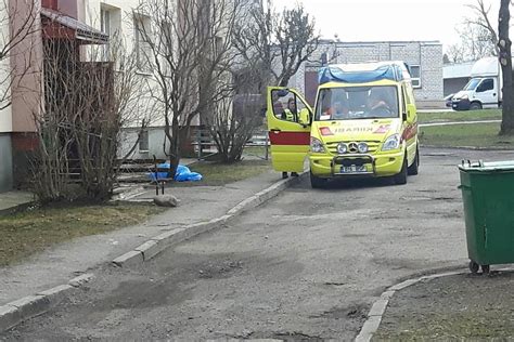 FOTOD | Jõhvis kukkus eakas mees kortermaja aknas alla ja hukkus - Delfi