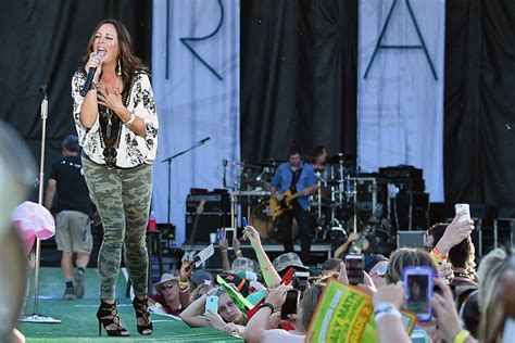 Story Behind the Song: Sara Evans, 'A Little Bit Stronger'