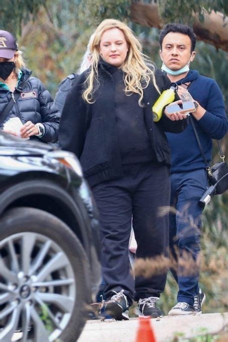 Elisabeth Moss – Shows off her baby bump on the set of SHELL in Los Angeles - FamousFix