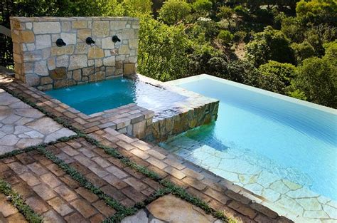 20 Luxurious Backyard Infinity Pool Designs