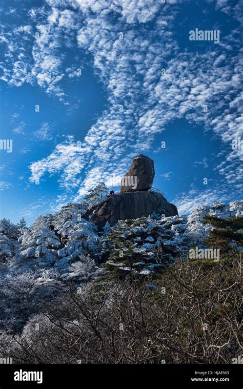 The "Flying Rock" in Huangshan National Park, Anhui, China Stock Photo - Alamy