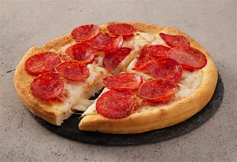 Pizza Au Pepperoni Et Aux Dominos