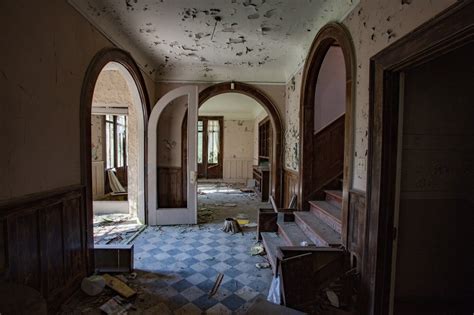 Inside abandoned mansions: 6 hauntingly beautiful US sites