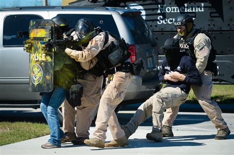 Homeland Security Investigations special agents during a demonstration Mar 13, 2013 [3835x2553 ...