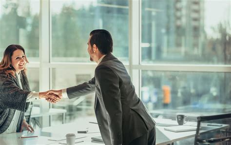 Business people are shaking hands in the office. – Authentic Stock Photos