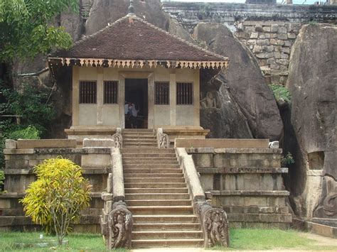 Isurumuniya Vihara Anuradhapura | Lovers | Couple : Allceylon.lk