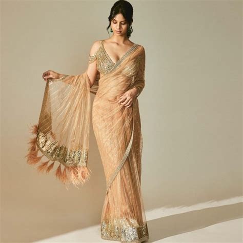 Suhana Khan rocks in a saree, mom Gauri Khan drapes it for her ...