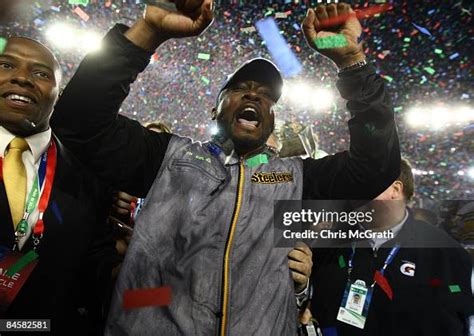 Head coach Mike Tomlin of the Pittsburgh Steelers celebrates on the... News Photo - Getty Images