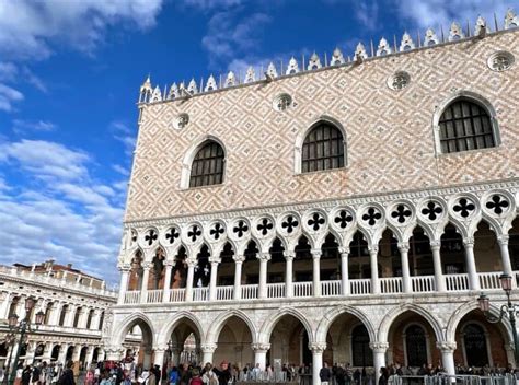 A Guide to Venetian Gothic Churches and Palazzos - Lions in the Piazza