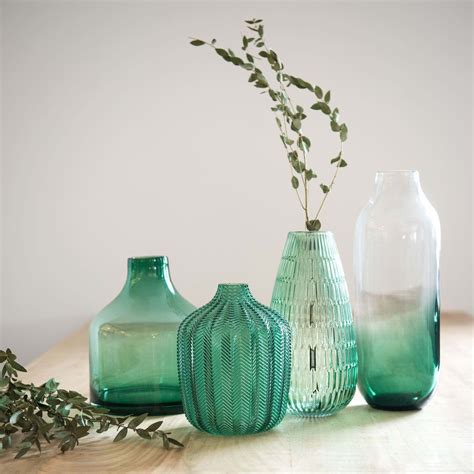 Vase en verre teinté vert H18 | Maisons du Monde #vaseideen Vase en verre teinté vert H18 ...