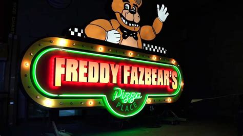 🌟🎥Letrero oficial de Freddy Fazbear Pizza Place para la película de ...