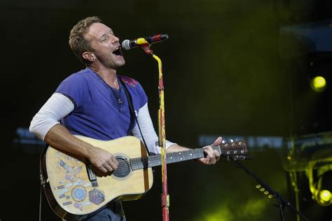 Rock band Coldplay releases song praising US immigrants | Middle East Eye