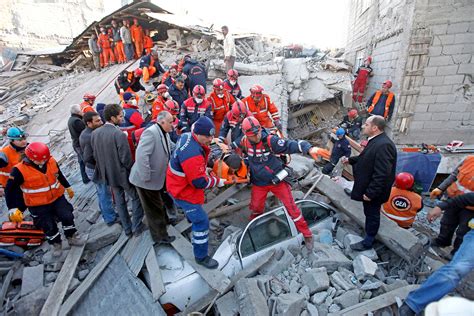 Eine ganze Provinz in Trümmern: Schweres Erdbeben trifft die Türkei - n ...