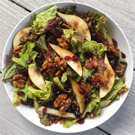 Green Salad with candied walnuts and pears #glutenfree #glutenfreerecipes www.healthygffamily ...