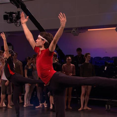 Royal Opera House on Twitter: "😍 A few minutes of stunning dance from class with @TheRoyalBallet ...