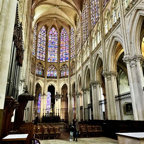 17 Amazing historic cathedrals in France