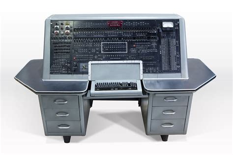 La Univac (1951) era una computadora que pesaba 7.250 kg, estaba compuesta por 5000 tubos de ...