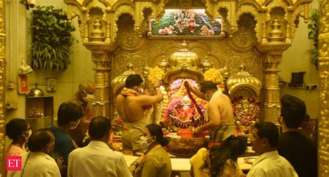 Ganesh Chaturthi: 'Arti' performed at Siddhivinayak Temple in Mumbai - The Economic Times