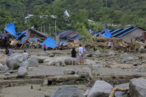 At least 107 killed in Indonesia’s flash floods, landslides, 93 still missing « Nepalese Voice