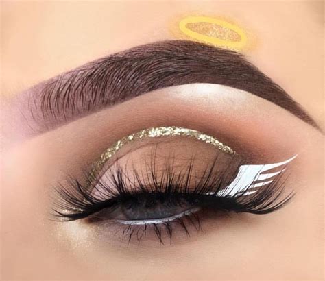 Pin by Weirdo on Beauty & Fashion | Angel makeup, Crazy eyeshadow, Halloween party makeup