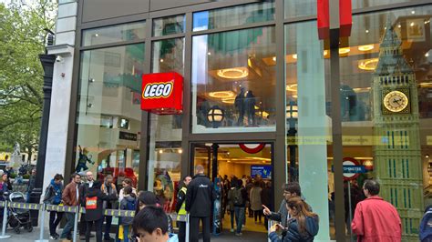 LEGO Brand Store London (photo brand pilots) - Brand Growth Inspiration