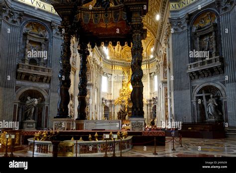 Interior, la Basílica de San Pedro, en Roma, Italia Fotografía de stock ...