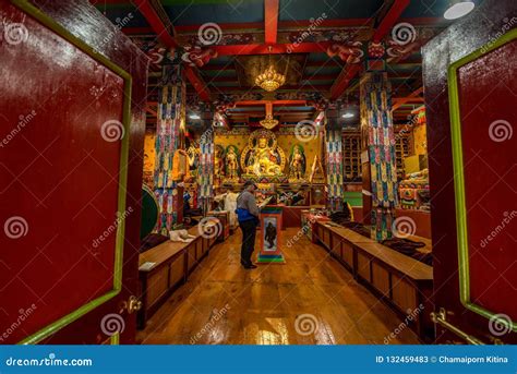 Traveller at Khumjung Village Visit the Yeti Skull at Khumjung M ...