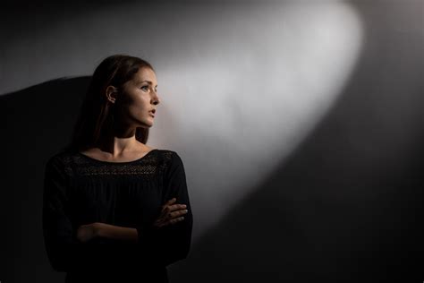 8 Top Portrait Photography Tips That Use Just One Light | ePHOTOzine