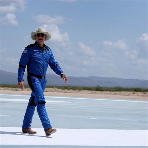 Jeff Bezos Wore a Cowboy Hat to Space | Space suit, How to wear, Jeff bezos