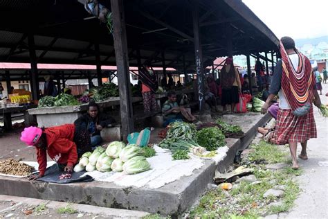 Kisah Pedagang Pasar Tradisional yang Gulung Tikar