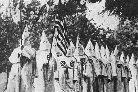 Ku Klux Klan marca desfile para comemorar eleição de Trump | VEJA