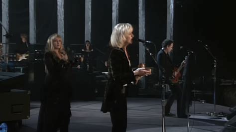 Watch Fleetwood Mac's Christine McVie Perform 'Everywhere' Live In 1997 ...