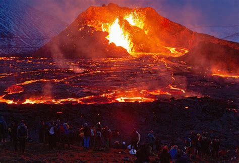Hundreds of Hikers Evacuated as Icelandic Volcano’s New Fissure Spews Lava