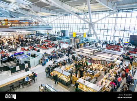 Heathrow airport shops terminal uk hi-res stock photography and images ...