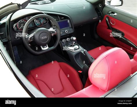 Kiev, Ukraine - 11 avril 2011 ; intérieur Audi R8 V10 Spyder.Service de ...