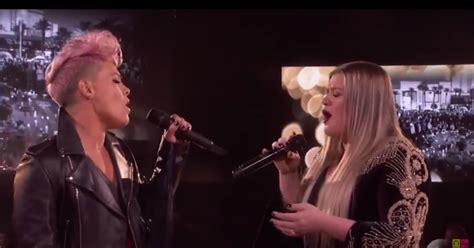 Watch Pink and Kelly Clarkson Sing ‘Everybody Hurts’ at AMAs