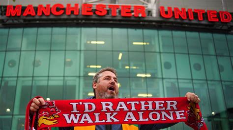 Furious Manchester United fans protest ownership ahead of Liverpool match | Fox News