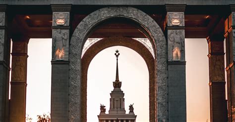 Arch on Plaza in City · Free Stock Photo