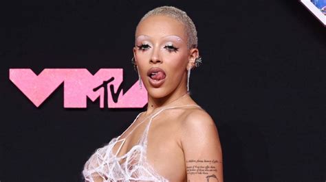 Doja Cat Turns Heads In Risqué Outfit At MTV VMAs | HipHopDX