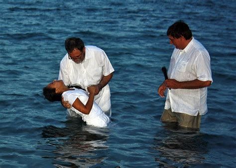 Bautismo de un evangélico en la playa - Dénia.com