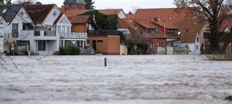 Hochwasser: Evakuierungen, Deichriss und Rekordpegelstand | tagesschau.de