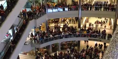 Man Throws $1,000 In Single Notes Into Shopping Mall Crowd (VIDEO) | HuffPost UK