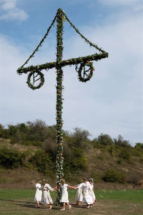 Midsommar is Full of Swedish Sunshine, Gore, and Fantastic Costumes | Vogue