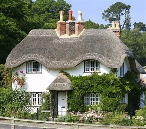 40 Beautiful Thatch Roof Cottage House Designs - Bored Art | Dorset ...